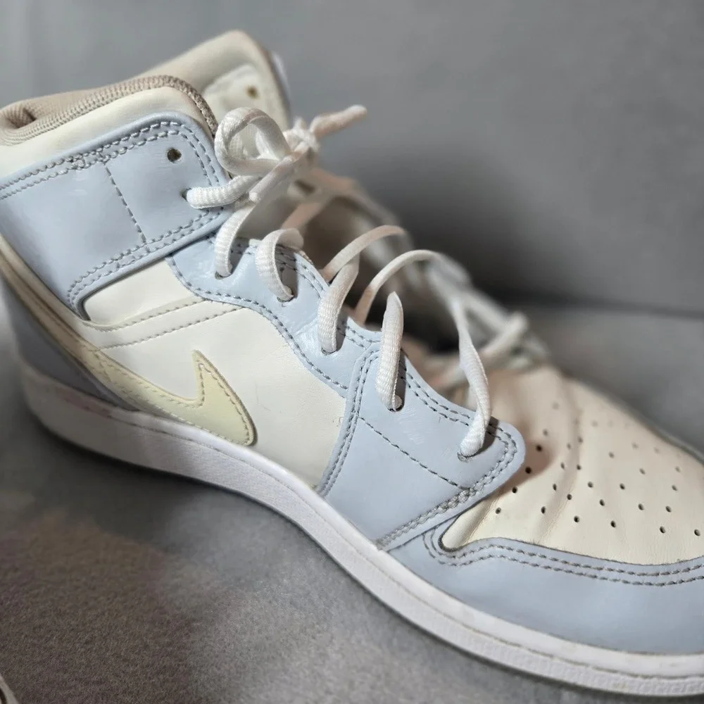 Nike Air Jordan 1 Mid SE GS Sneakers Size 7Y